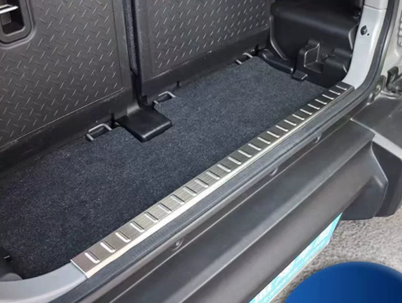 Ốp chống trầy inox bậc cốp xe Suzuki Jimny JB74
