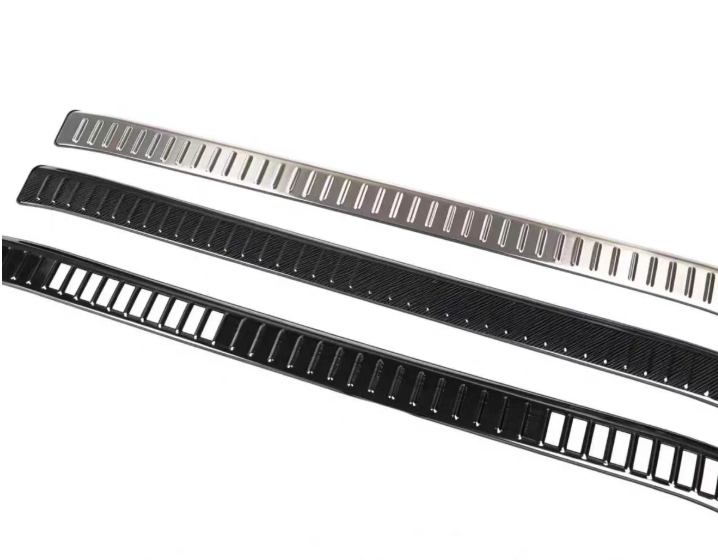 Ốp chống trầy inox bậc cốp xe Suzuki Jimny JB74