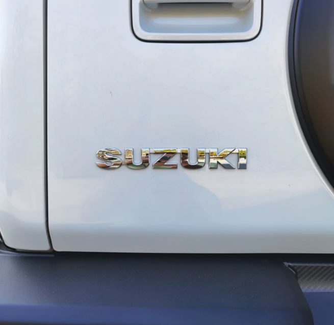Logo Suzuki dán xe Suzuki Jimny JB74