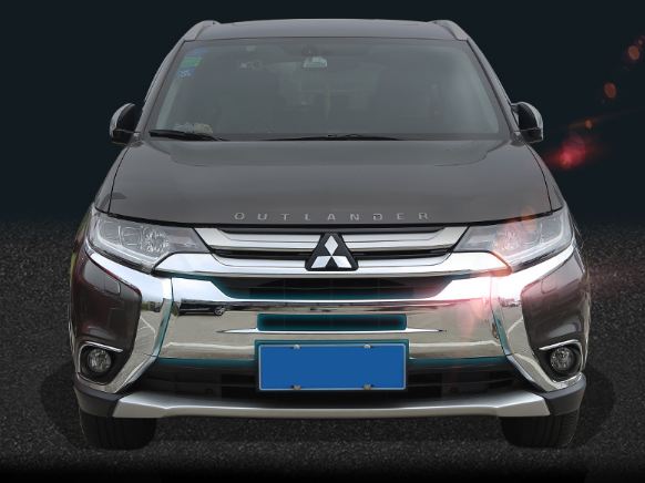 Ốp mặt lưới tản nhiệt đen Mitsubishi Outlander