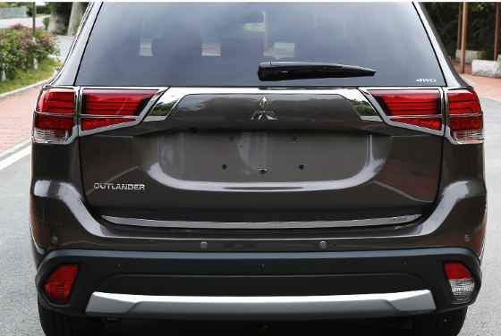 Ốp viền đèn sau Mitsubishi Outlander