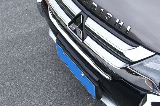 Ốp viền dưới mặt calang Mitsubishi Outlander