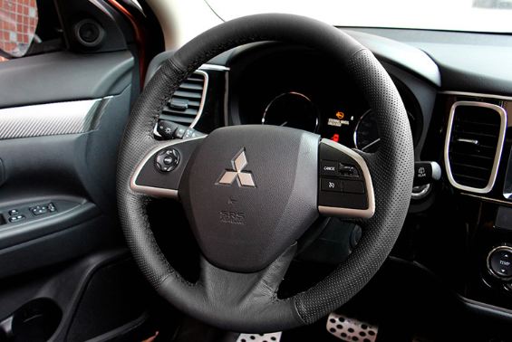 Bọc da vô lăng khâu tay Mitsubishi Outlander