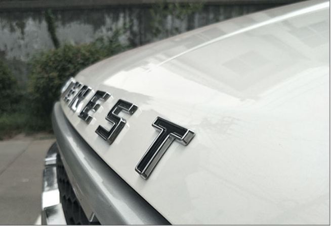 Chữ  Everest dán nắp Capo trước